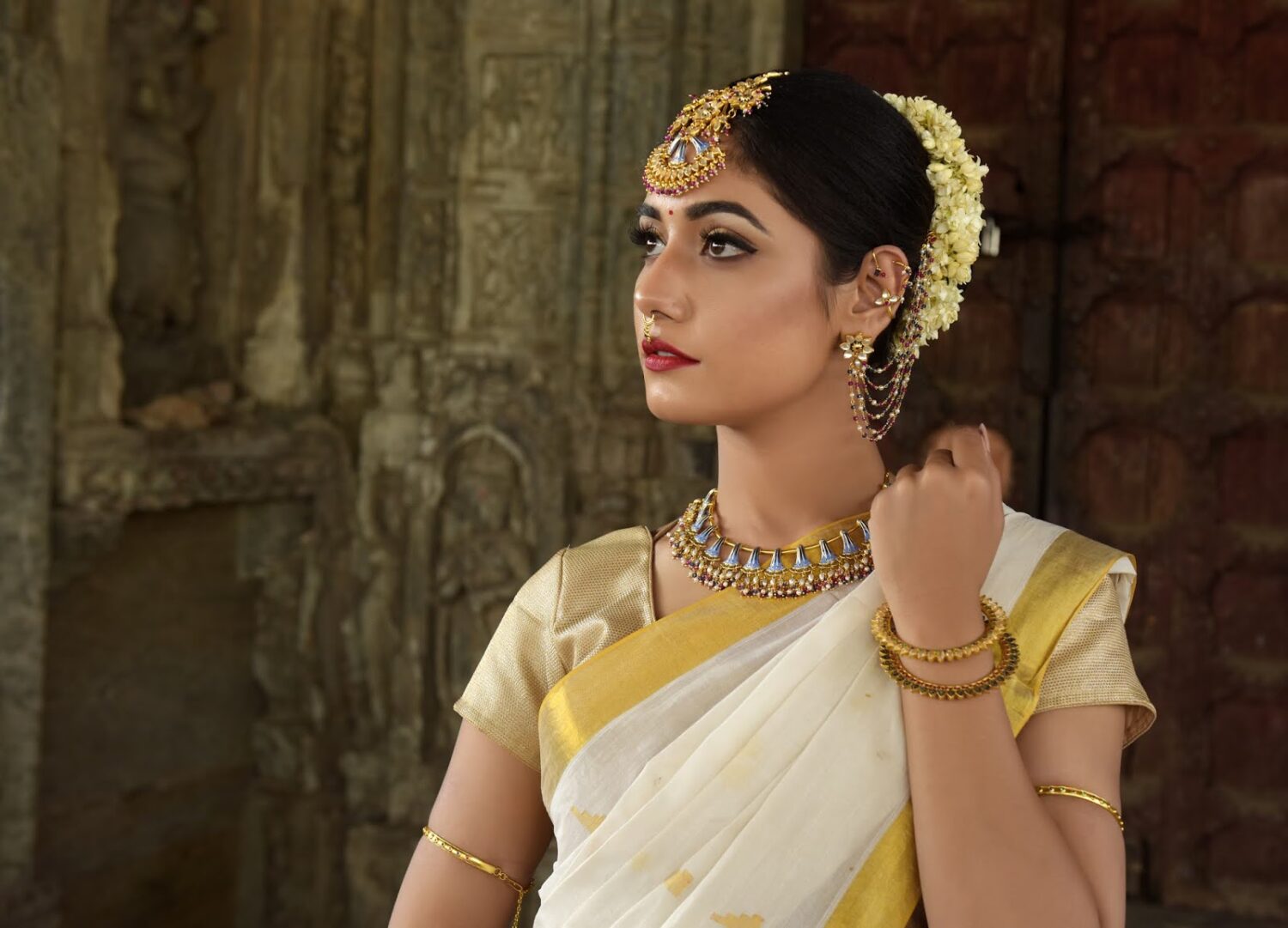 What jewelry to wear according to her outfit?