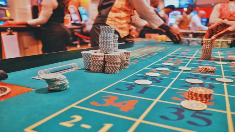 The Pros and Cons of Playing at an Online Casino in Japan