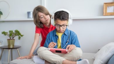 kids playing on tablet
